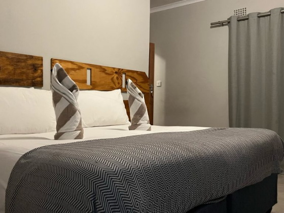 Cozy and modern bedroom with elegant decor, inviting relaxation and comfort.